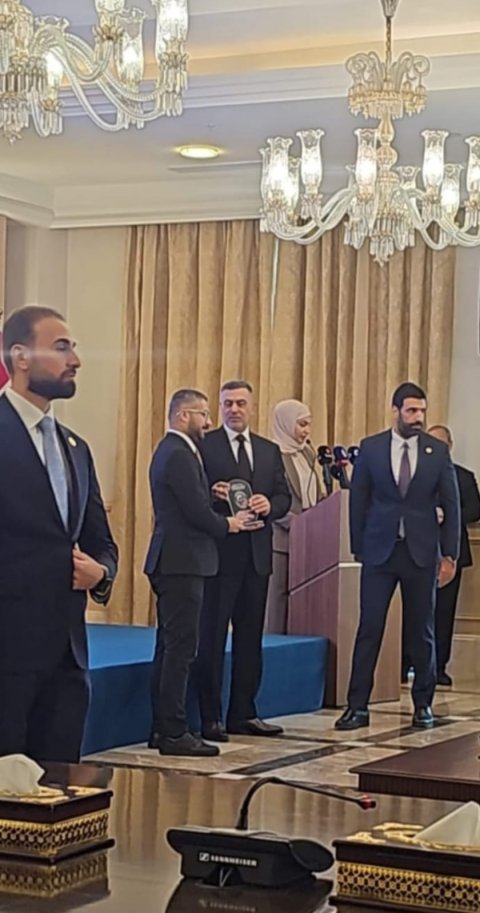 البصرة تتصدر محافظات  العراق بالعمل التطوعي لعام 2025 ومحافظها يتسلم درع التميز