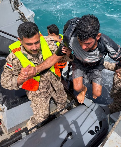 القوة البحرية تنقذ أربعة صيادين بعد غرق زورقهم قرب ميناء البصرة النفطي